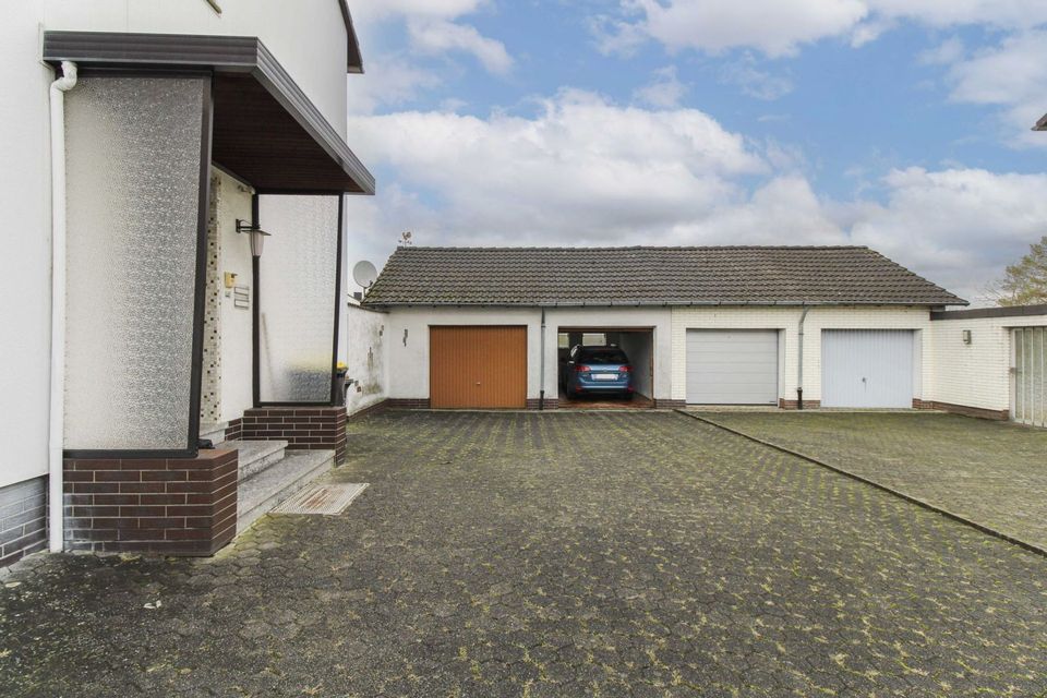 Zweifamilienhaus in ruhiger Stadtlage mit großem Garten und Doppelgarage in Kassel