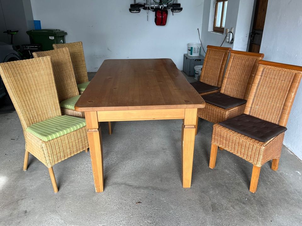 Holztisch mit verschiedenen Stühlen inkl. Sitzkissen in Hohenwart