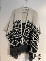 Poncho Muster grau beige Überwurf Strickjacke Cardigan XS / S Bayern - Würzburg Vorschau