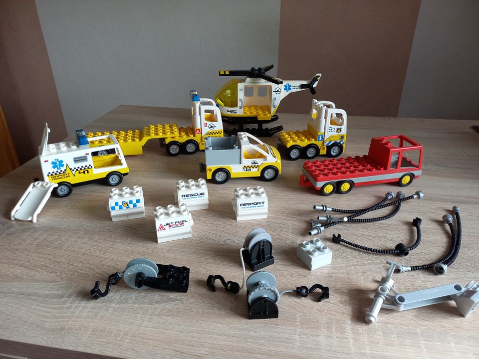 Lego Duplo Flughafen Fahrzeug Hubschrauber Krankenwagen Feuerwehr in Eisenach