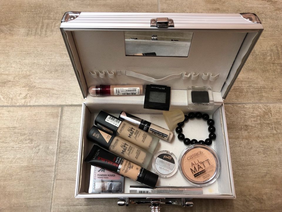 Kosmetikkoffer mit diversen Make up Produkten NEU in Zeithain