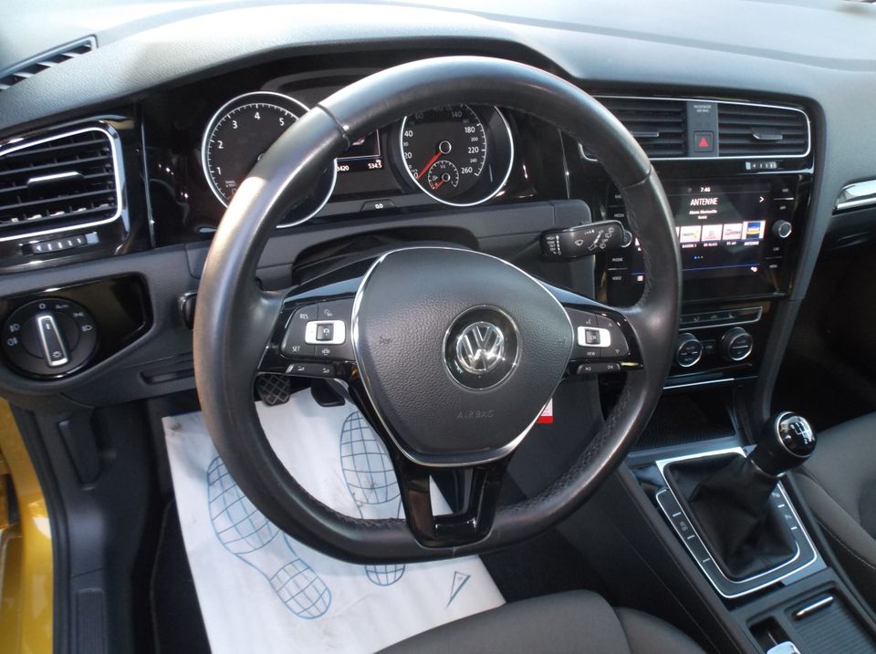 VW Golf 7 ACT BMT Highline LED NAVI Rückfahrkamera 8fach ALU in Hunderdorf