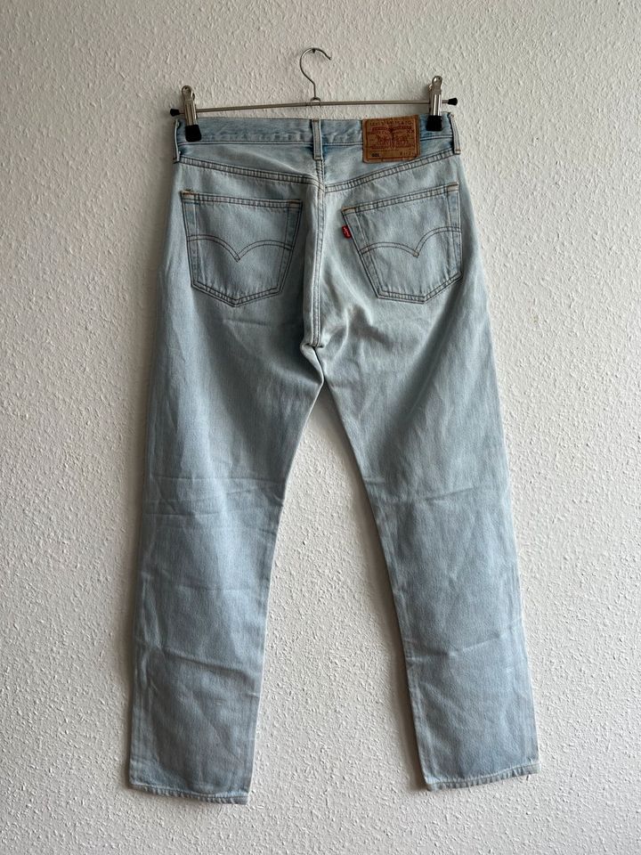 Vintage Levi’s 501 Jeans W31 L32 Bleached Blue in Berlin