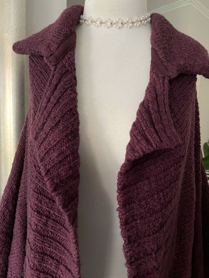 Oversized Chunky Knit Cardigan Aubergine Textured Strickjacke in Lippstadt