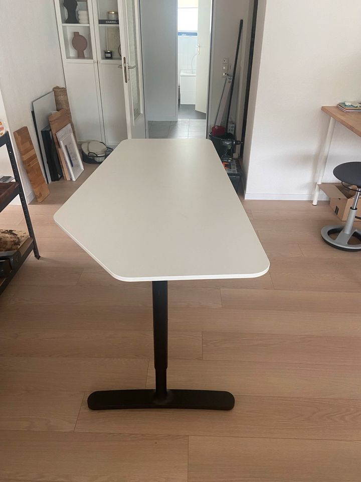 Ikea höhenverstellbarer Schreibtisch (Bekant) in Köln