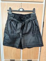 Stylische Leder Shorts in Schwarz mit Bindegürtel Berlin - Mitte Vorschau