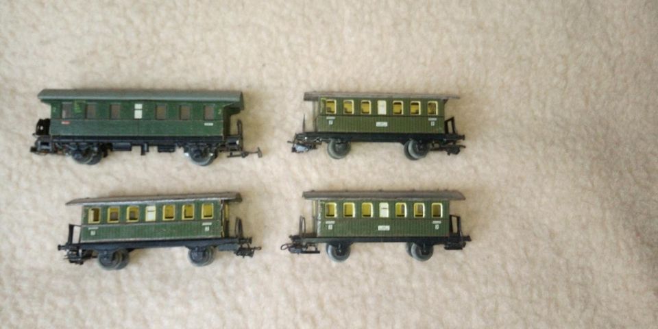 3 D-Zug Waggons,2 Gepäckw.,4 Pers.Waggons, H0 in Markranstädt
