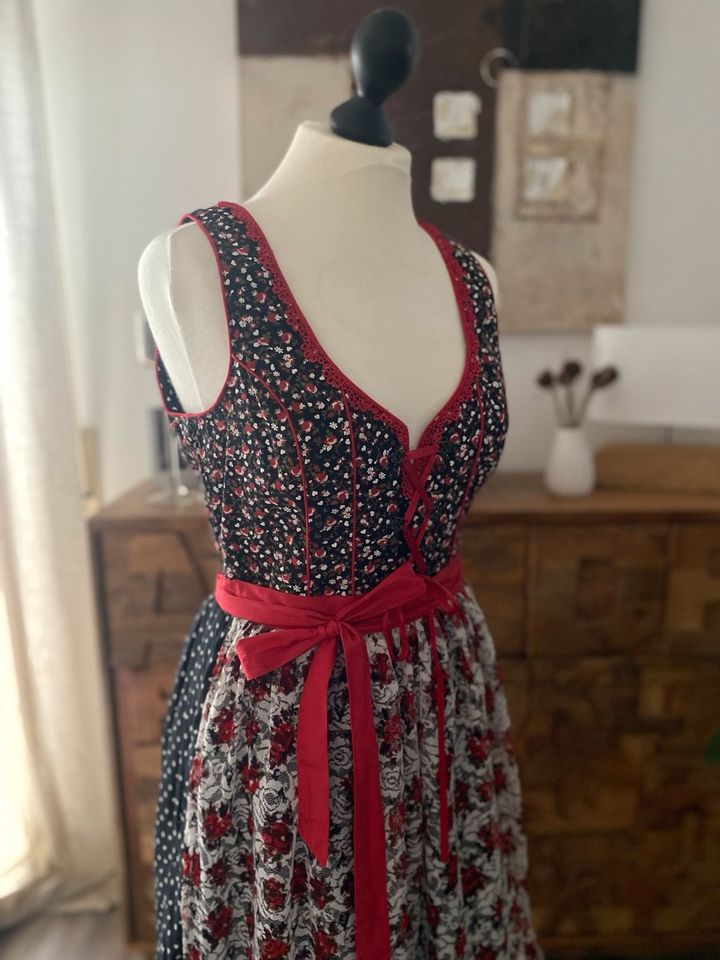 Dirndl schwarz/rot 38 neu in Lindlar