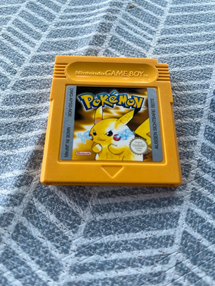Nintendo Game Boy Pokémon Gelb, Blau und Rot in Wolfsburg