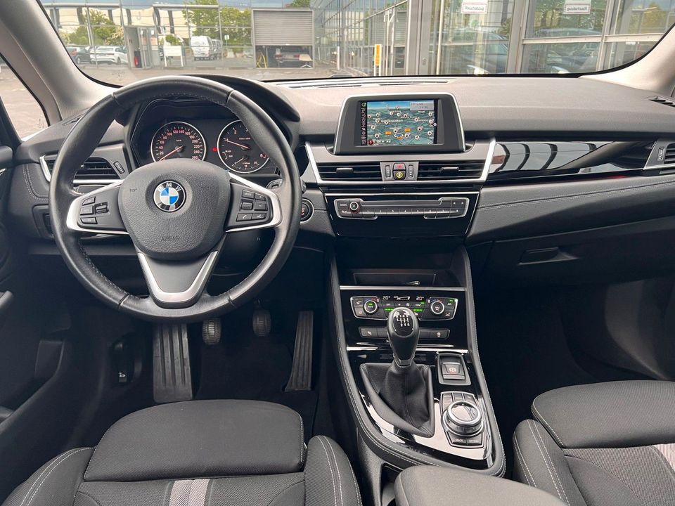 BMW Active Tourer 216 d Sport Line M-Paket Navi in Mönchengladbach