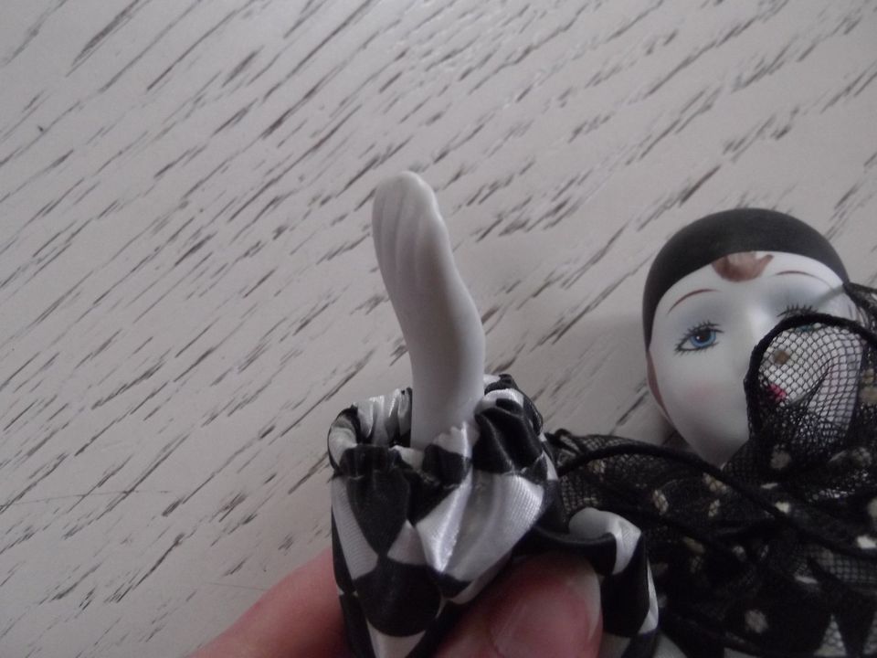 Pierrot Harlekin bewegliche Puppe Porzellan Kopf Händen Beinen in Mertingen