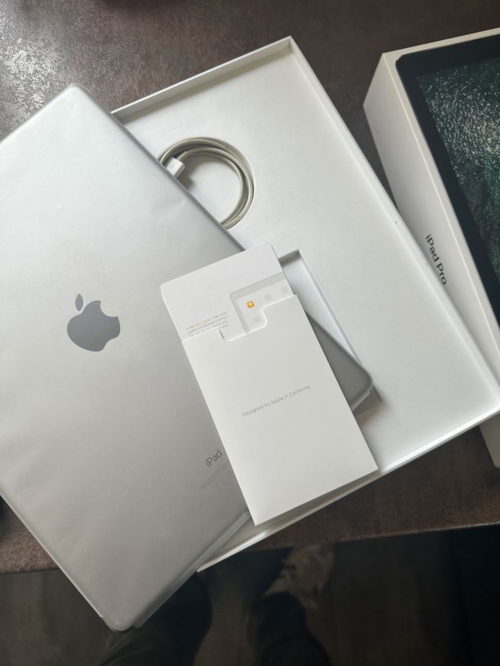 iPad Pro + Smart Keyboard Folio (Tastatur) in Originalverpackung in Paunzhausen