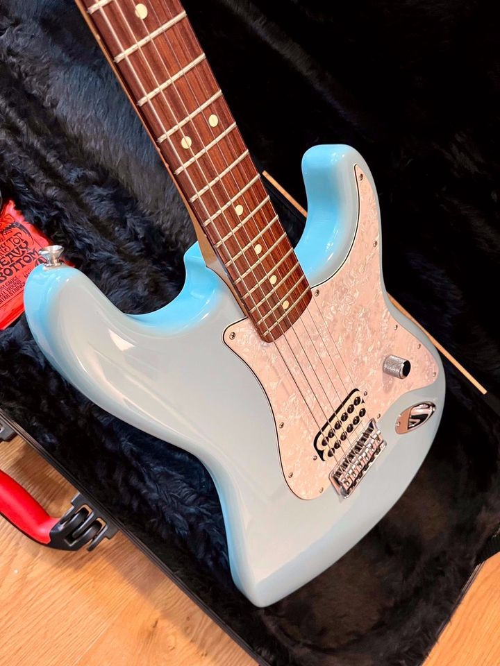 Fender Tom Delonge Stratocaster Daphne Blue 2001 m. Koffer, mint! in Tüßling