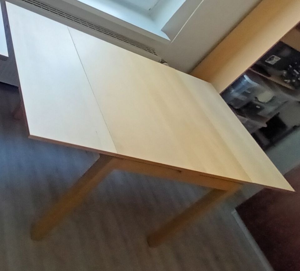 Tisch 90 x 90 cm, ausziehbar auf 169 cm, helles Birkenholz (?) in Hannover