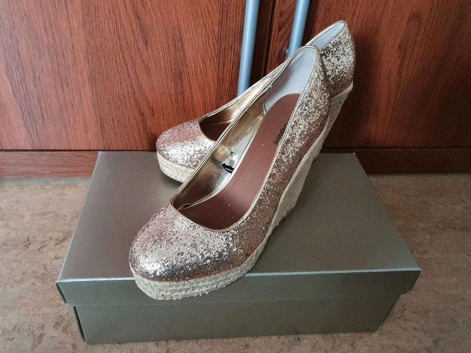 Schuhe Keilabsatz NEU - Gold Glitzer in Hessen - Bad Soden-Salmünster |  eBay Kleinanzeigen ist jetzt Kleinanzeigen