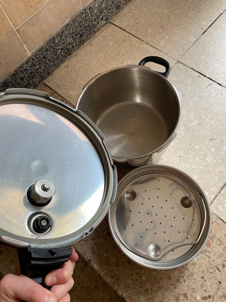 Fissler Schnellkochtopf mit Sieb 22cm Topf in Frankfurt am Main