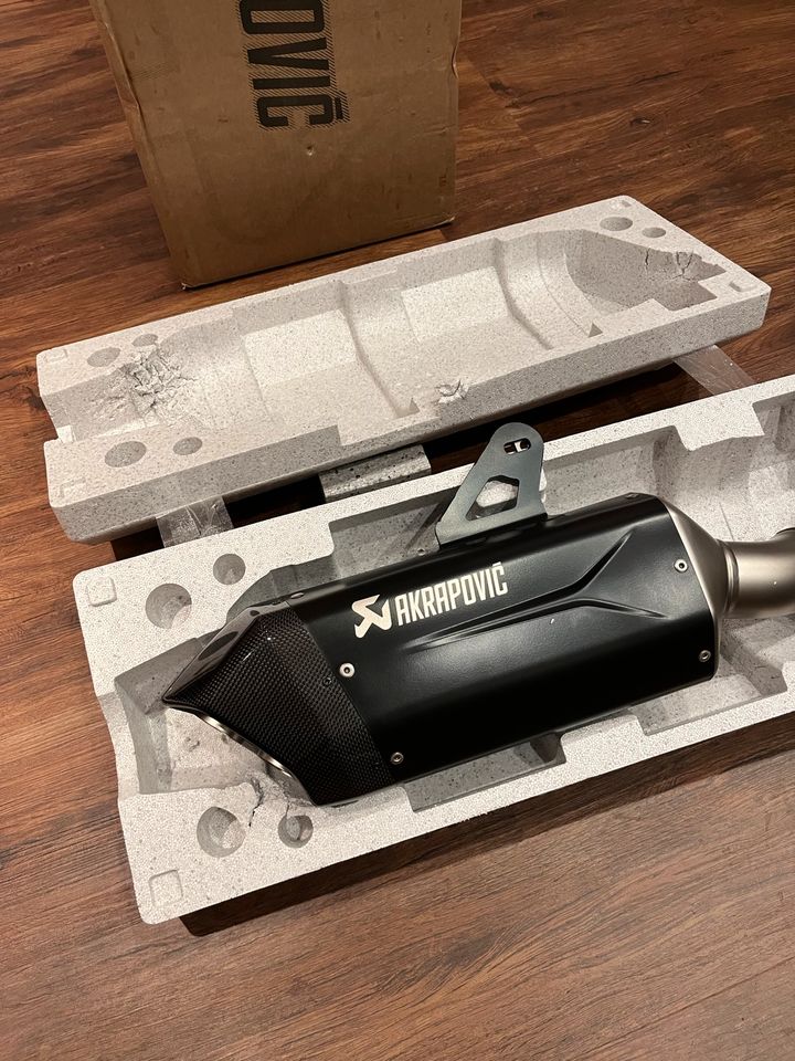 BMW R1300GS Akrapovic Slip On Schalldämpfer NEU OVP in Zeitlofs