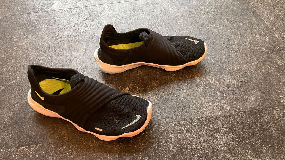 Nike Schuhe, schwarz in Werne