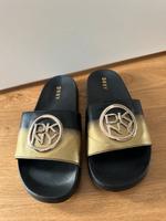 Stylische DKNY Badelatschen in Schwarz-Gold ✨ Häfen - Bremerhaven Vorschau