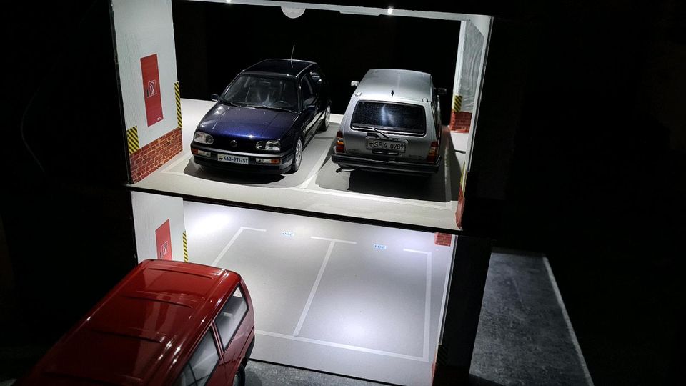 1:18 Diorama Showroom Garage für 4 Modellautos mit LED in Greven