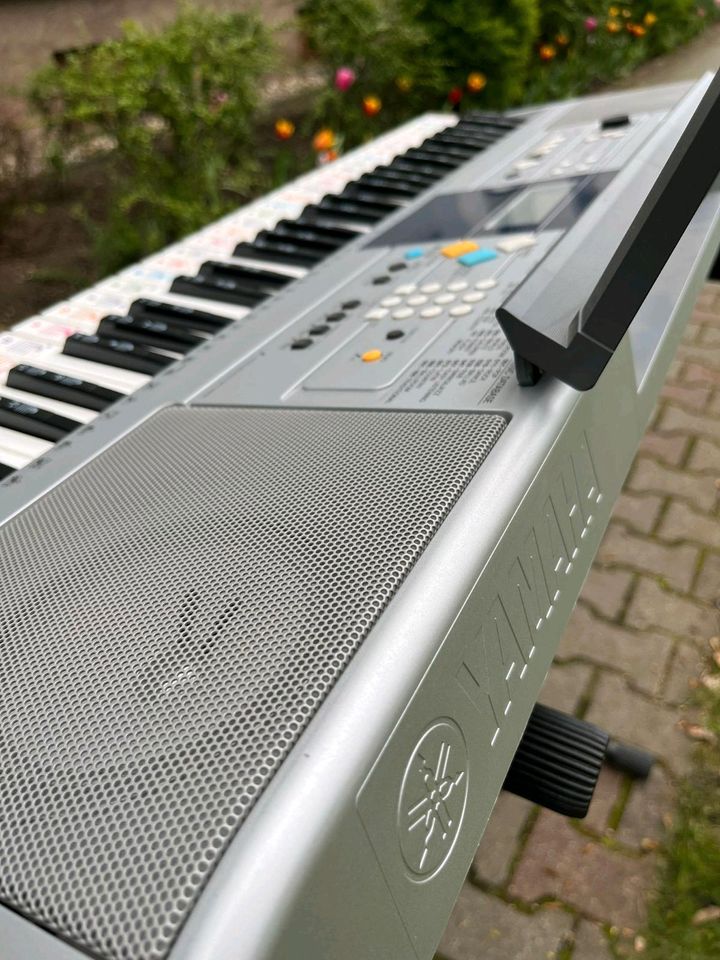Keyboard Yamaha PSR-E323 inkl. Tasche + Ständer in Berlin
