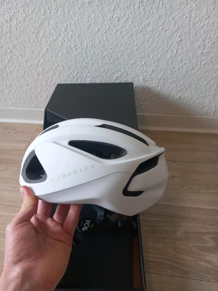 Oakley Aro 3 Lite Helm *Neu* in Dresden