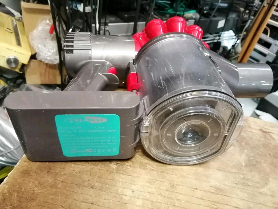 DYSON V6 trigger, Akku-Staubsauger mit NEUEN Akku und Zubehör!! in Berlin