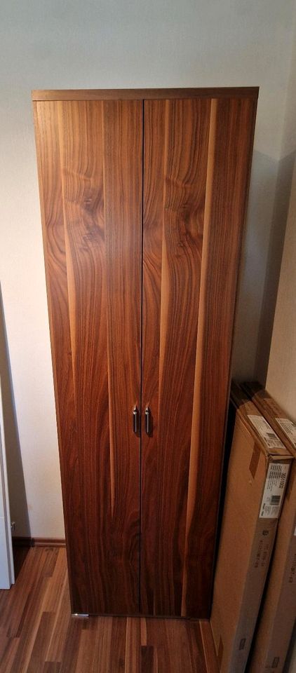 SCHRANK 203 x 62 x 34 NUSSBAUM ECHTHOLZ FURNIER UVP 1200 EUR TOP in Frauendorf