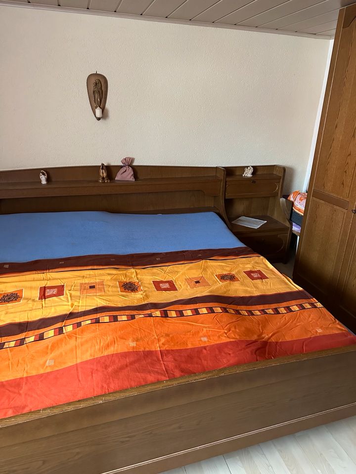 Schlafzimmer Möbel - Bett - Schrank - Lattenrost in Hauzenberg