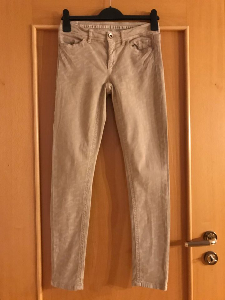 Hochwertige Jeans von Marc Cain, Gr. 34, Beige mit Leoprint in Wiesent