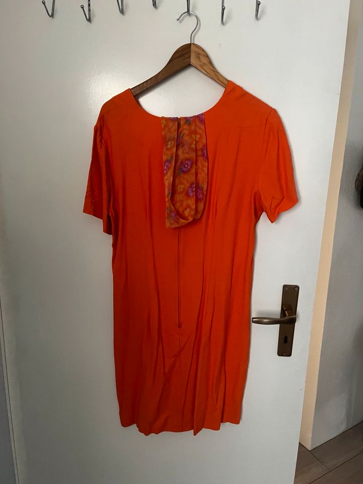 Elegantes Kleid mit Schal | GR. 40 in Gründau