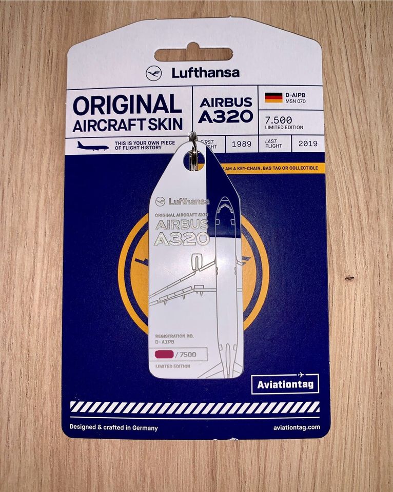 Aviationtag Airbus A320 Lufthansa D-AIPB weiß / blau bicolor in Hallbergmoos