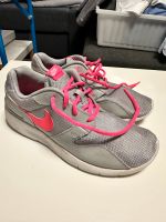 Nike Sneaker Gr. 38 grau pink Düsseldorf - Benrath Vorschau