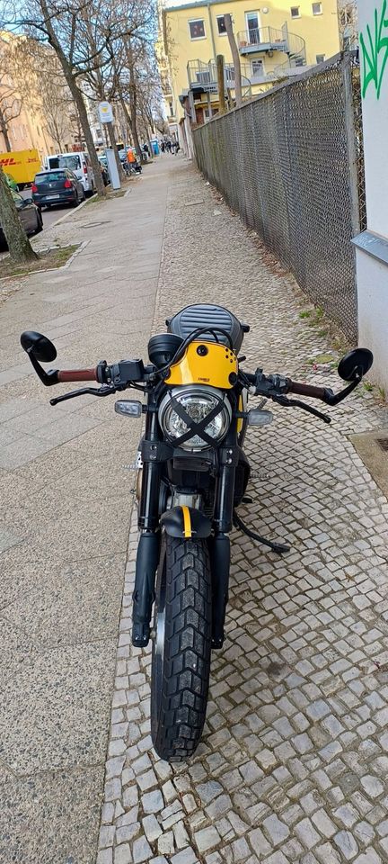 Ducati Scrambler Rizoma Cafe Racer in Berlin