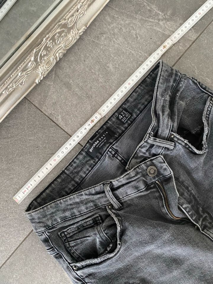 Bershka denim Jeans Hose grau schwarz carrot fit tappered in Köln