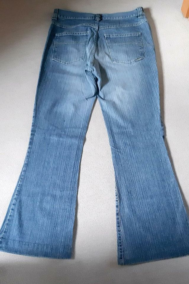 Jeans mit Schlag von "mogul", Gr. 32/M, neuwertig! in Bad Oldesloe