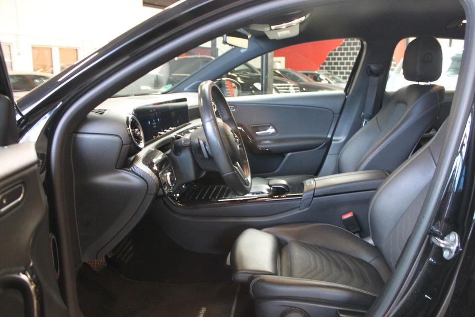 Mercedes-Benz A 180 Kamera*PDC*Alcantara*Navi*Spurhaltesystem* in Köln