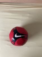Nike Ball in rot München - Untergiesing-Harlaching Vorschau