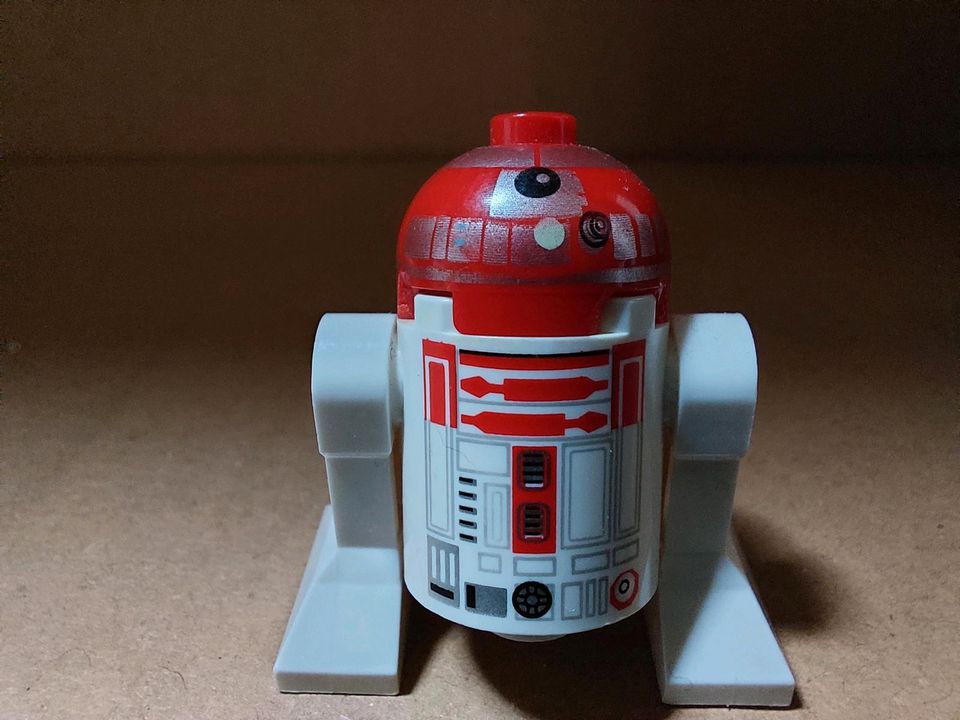 Lego Star Wars Red Astromech Droid in Essingen