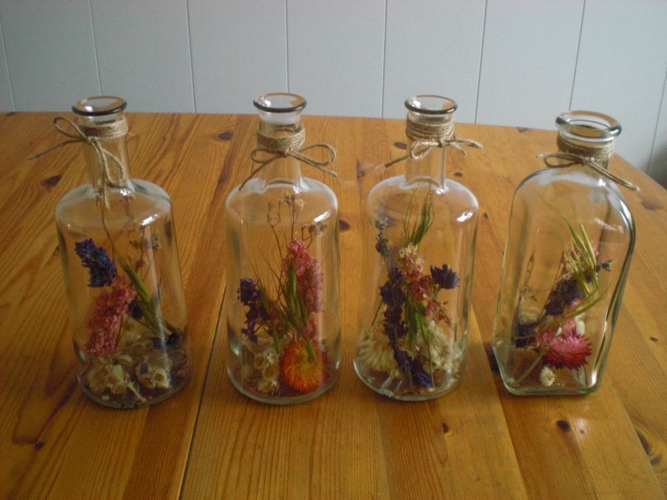 Dekoflaschen als Kerzenhalter mit getrockneten Blüten in Sinsheim
