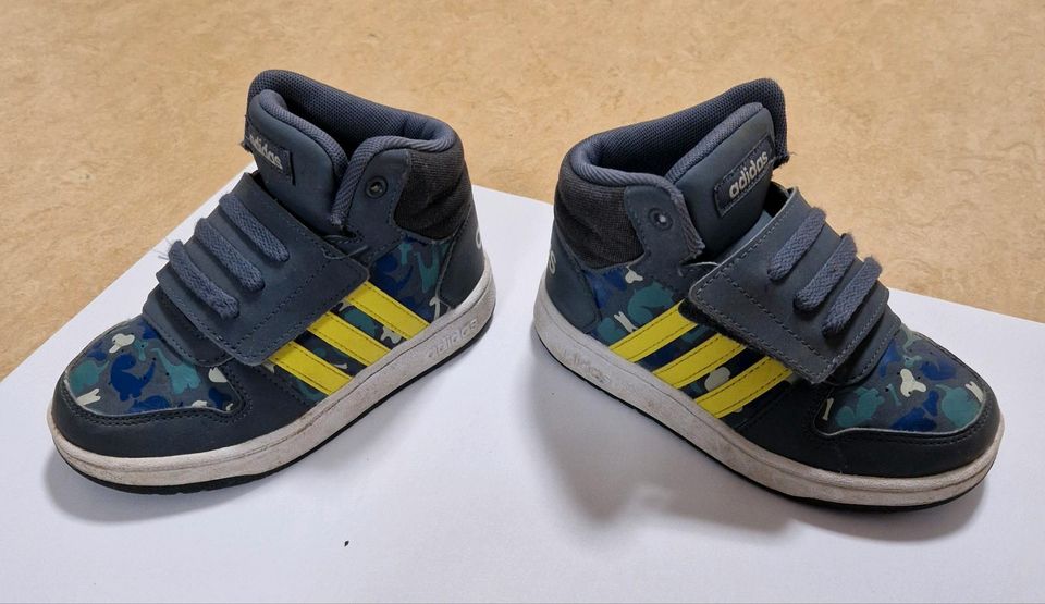 Adidas Sneaker Kinderschuhe Gr. 26 in Gauting