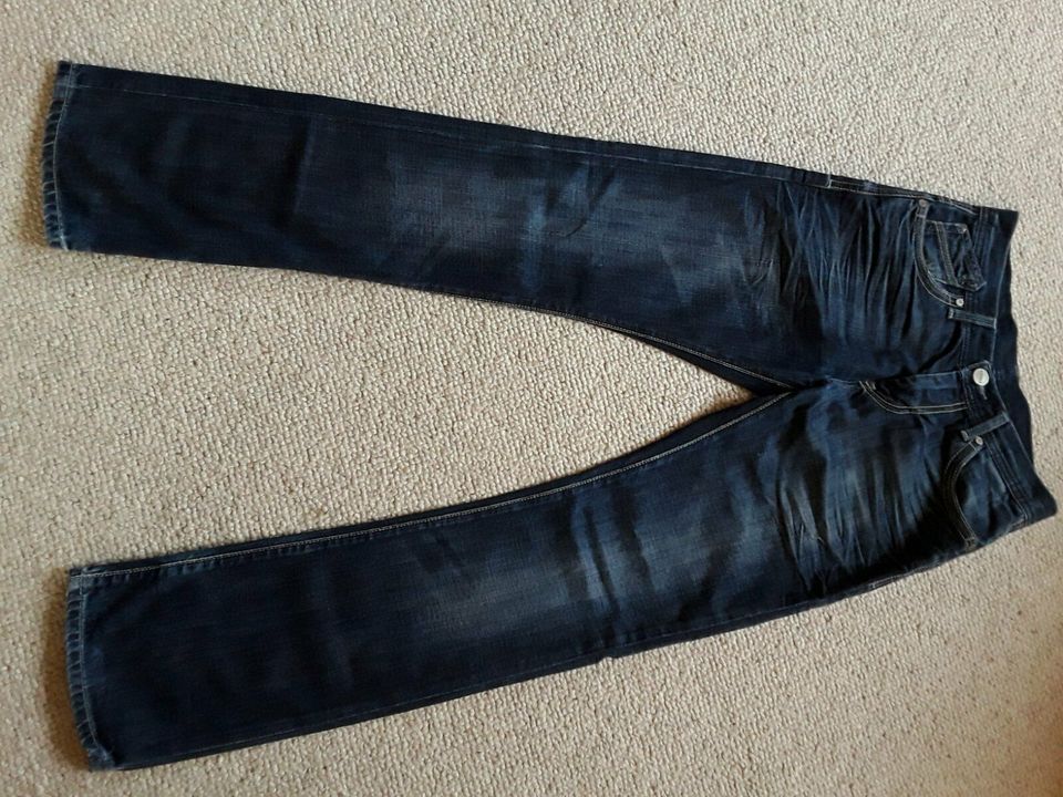 Jeans der Marke Cross in der Größe 28/32 in Großschirma
