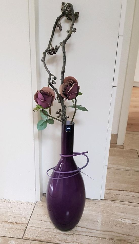 Leonardo Glas Vase 50 cm lila mit Dekoblumen Blumen in Aalen