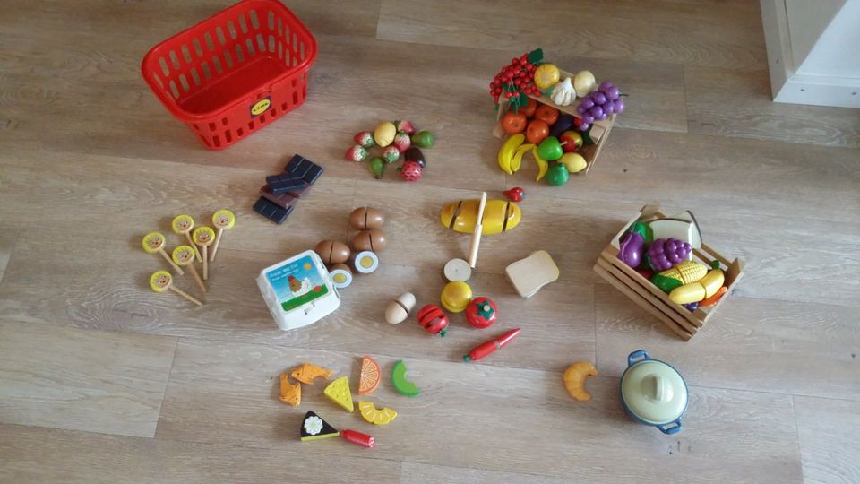 Kinderküche aus Holz mit Zubehör und Spielzeugstaubsauger in Hohenwart