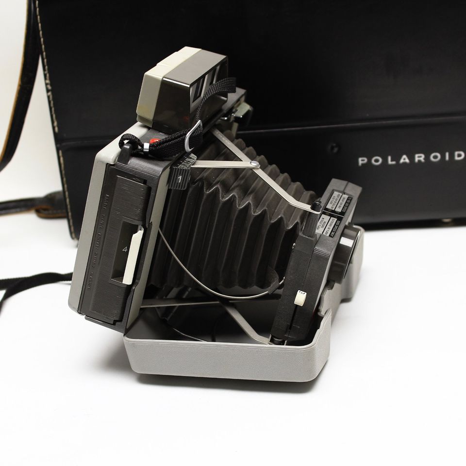 Polaroid Automatik Land Kamera 220 + Lederkoffer in Buch