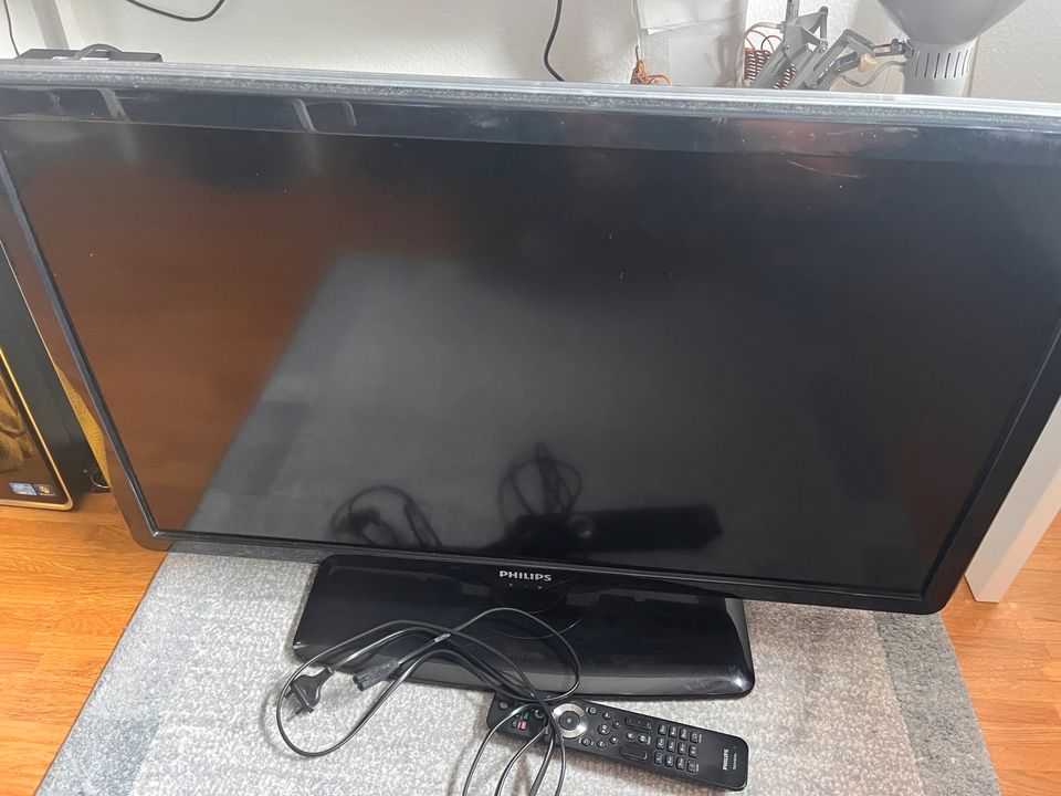 Philips LCD Flatscreen TV 32 Zoll Drehfuss in Stuttgart