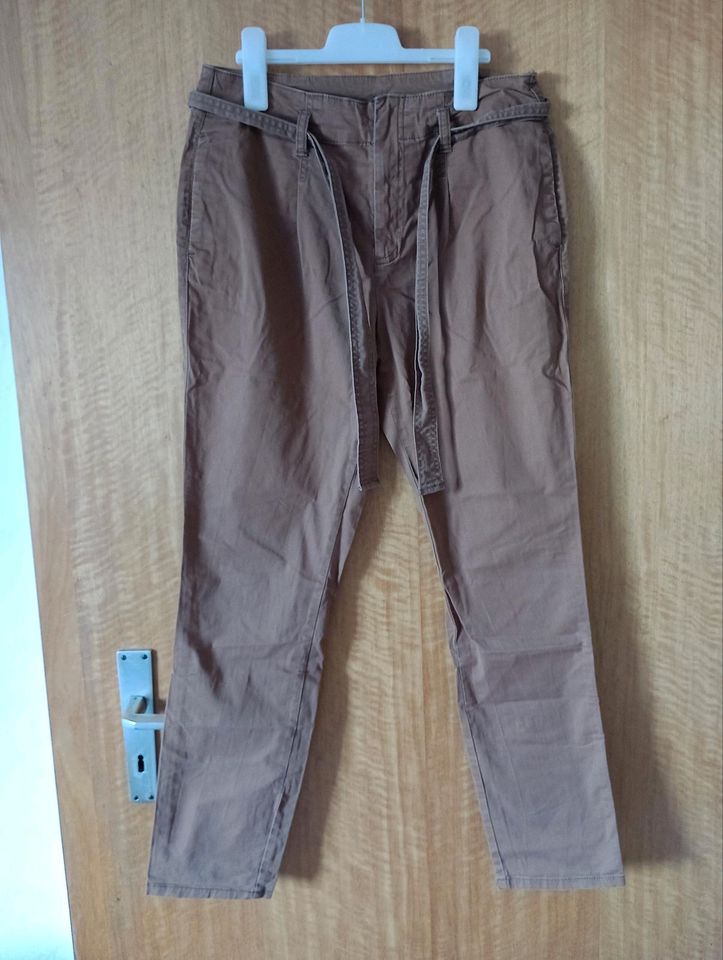 Chino Hose mit Bindegürtel in Rüsselsheim