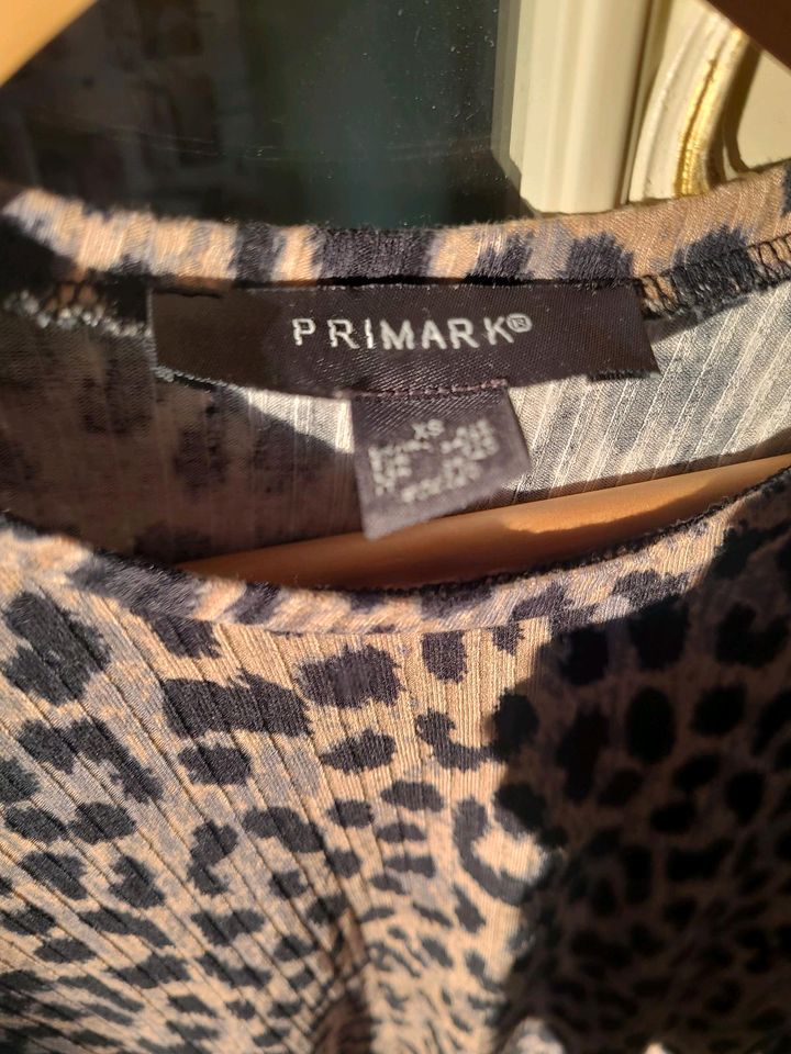 Langarmshirt im Leo-Look/Animalprint, Gr. XS in Dresden