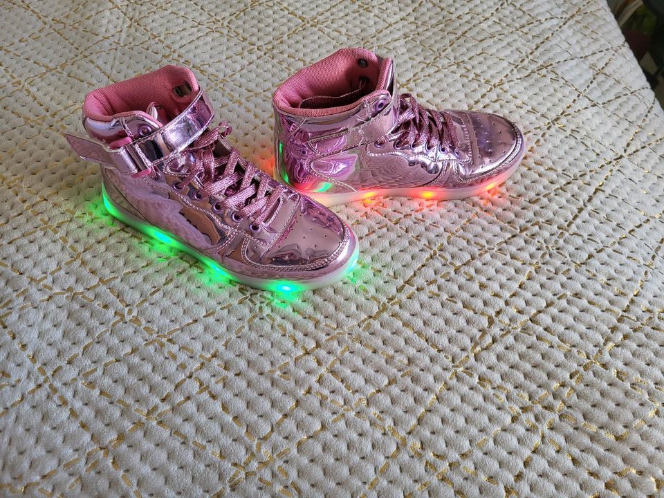 LED Sneaker / Blinkerschuhe für Mädchen mit Fernbedienung und USB in Biberach an der Riß