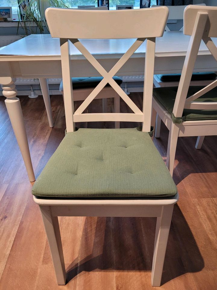 Ausziehbarer Esstisch (Ingatorp Ikea) mit 4 Stühlen in Hamburg
